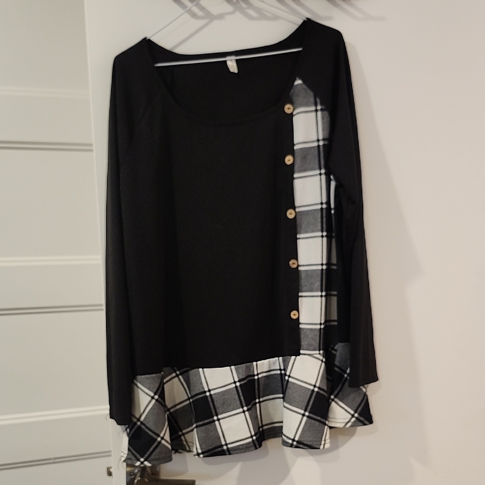 🔥 3/$25 🔥P2P 23" Black and White Plaid Button-Accent Top
